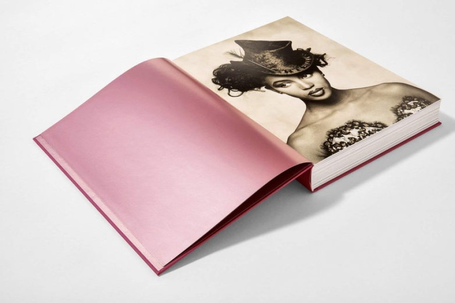 Book TASCHEN | Naomi. Updated Edition Assorted